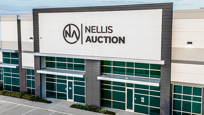 Illustration showing how does Nellis Auction work, featuring online bidding and auction process steps
